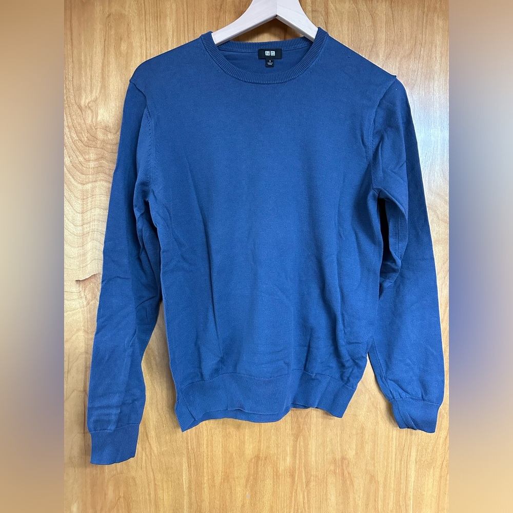 Men’s light blue Uniqlo sweater size small no flaws